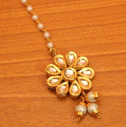 Women's Flower Pattern Kundan And Pearl Maang Tikka