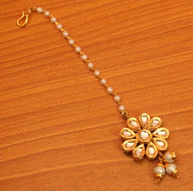 Women's Flower Pattern Kundan And Pearl Maang Tikka