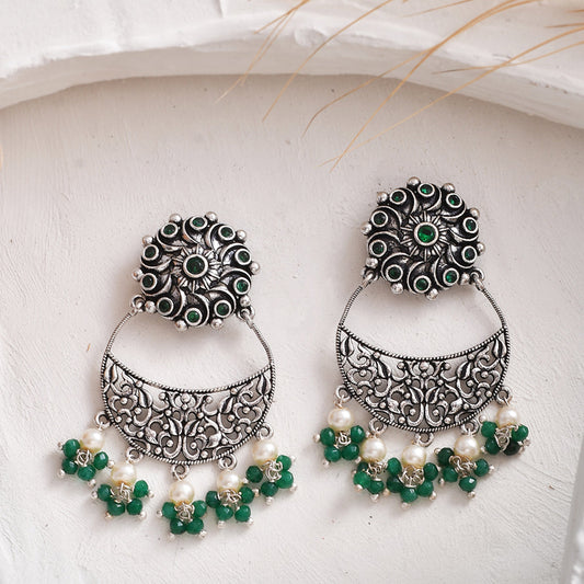 Women's Abharan Jaali Pattern White Pearls And Green Stones Earrings