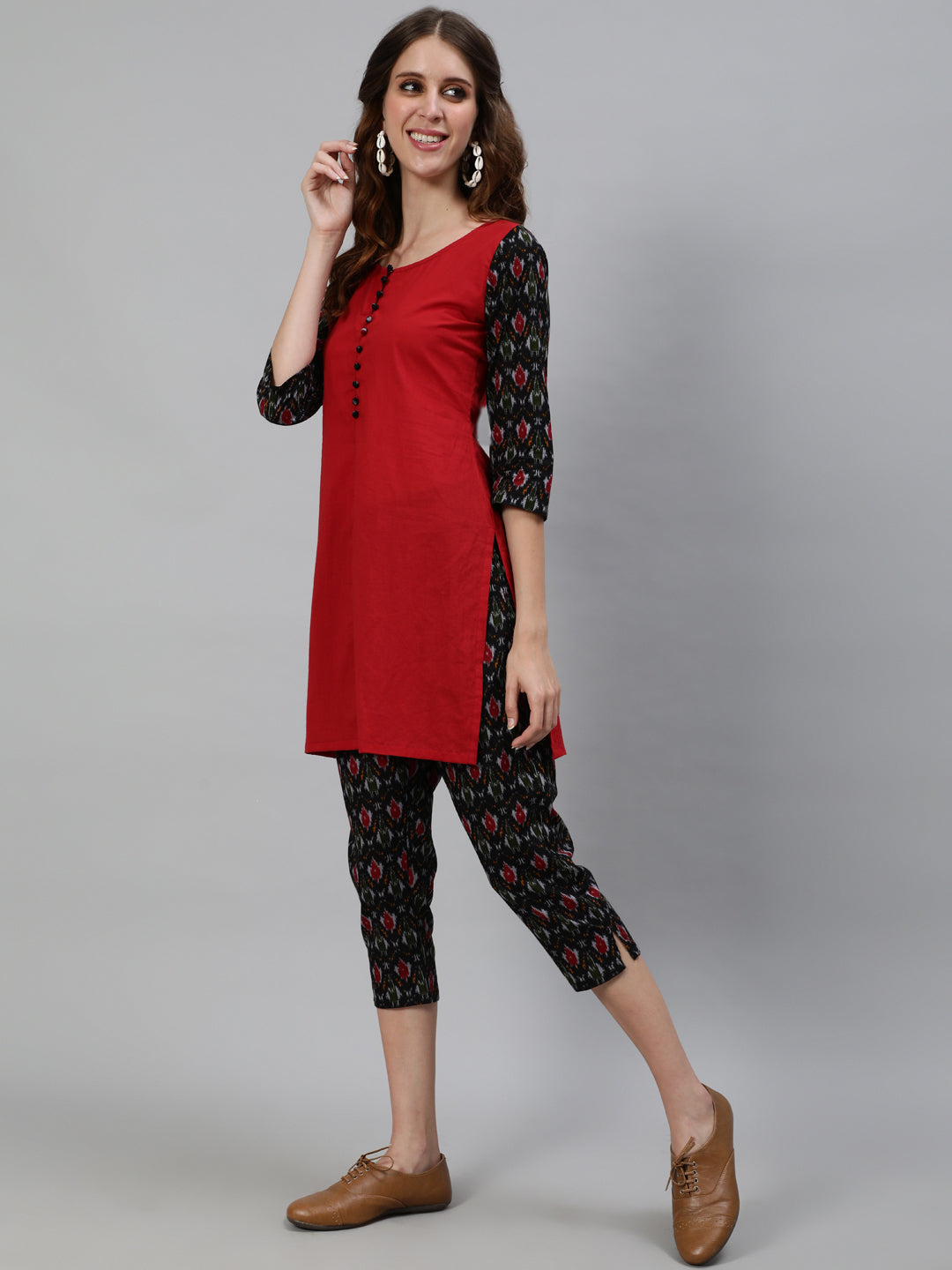 Women's Maroon Patola Print Kurta With Capri Pant