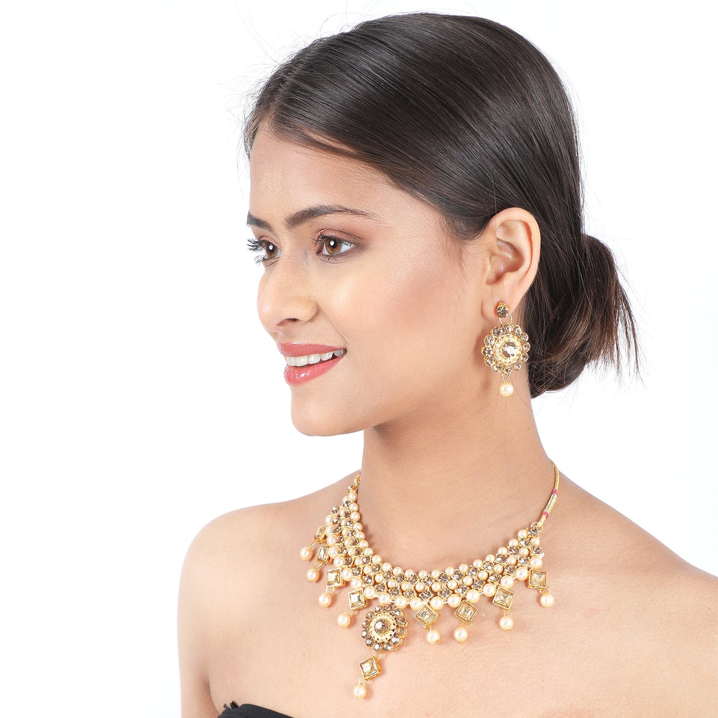 Women's Stylish Gold Choker Necklace With Maang Tikka Earrings